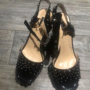 BAKERS BLK PATENT SILVER STUD WEDGE SANDALS NEW